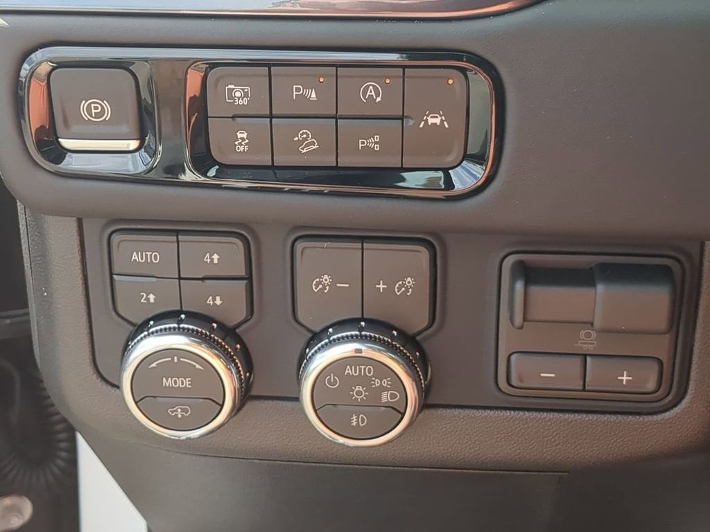 2026 GMC Yukon AT4 Ultimate - Photo 17