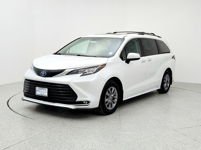 2022 Toyota Sienna XLE's photo