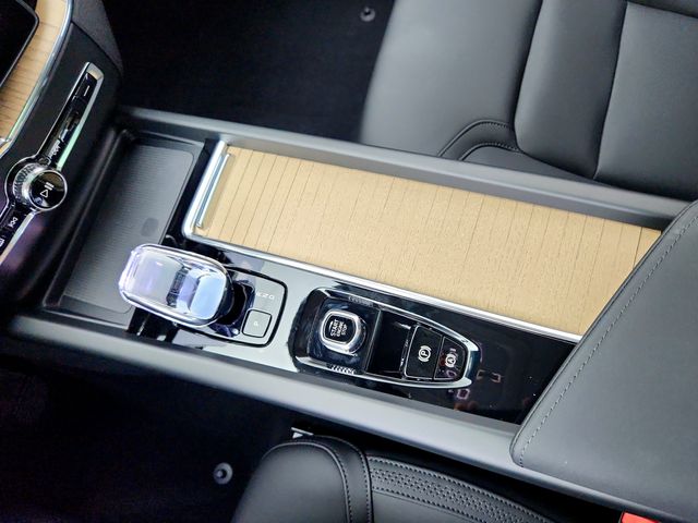 2026 Volvo XC60 Plus - Photo 22