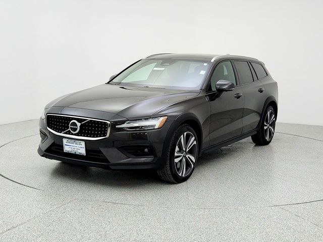 2025 Volvo V60 Cross Country Plus's photo
