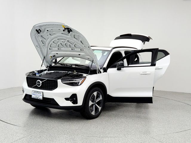 2026 Volvo XC40 Plus - Photo 9