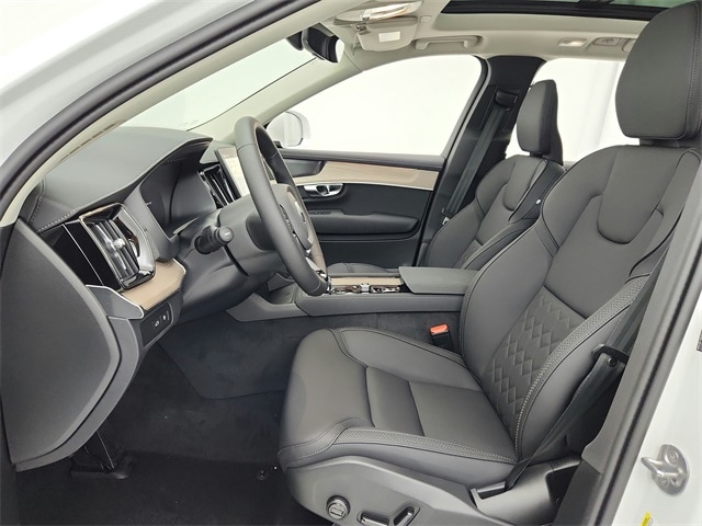 2025 Volvo XC90 Plus - Photo 25