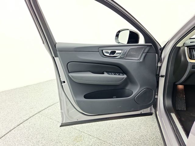 2026 Volvo XC60 Plus - Photo 23