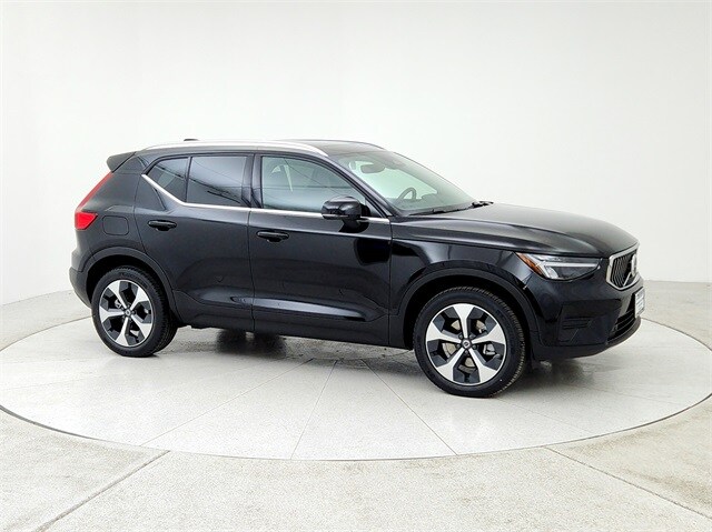 2025 Volvo XC40 Core photo 3
