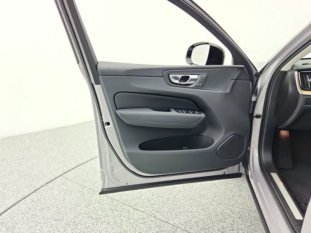2026 Volvo XC60 Plus - Photo 23