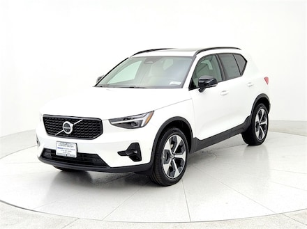 2025 Volvo XC40 B5 Plus Dark Theme SUV