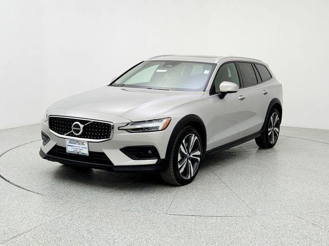 2025 Volvo V60 Cross Country Plus's photo