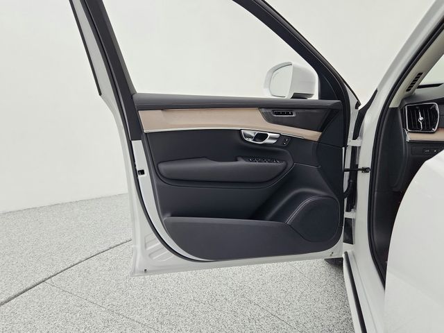 2025 Volvo XC90 Plus - Photo 31