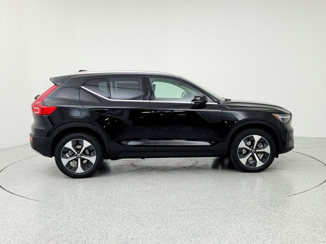 2025 Volvo XC40 Core photo 4
