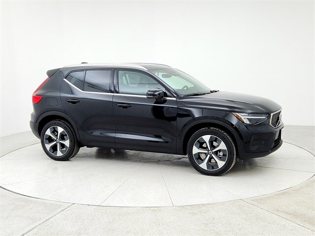 2025 Volvo XC40 Core photo 3