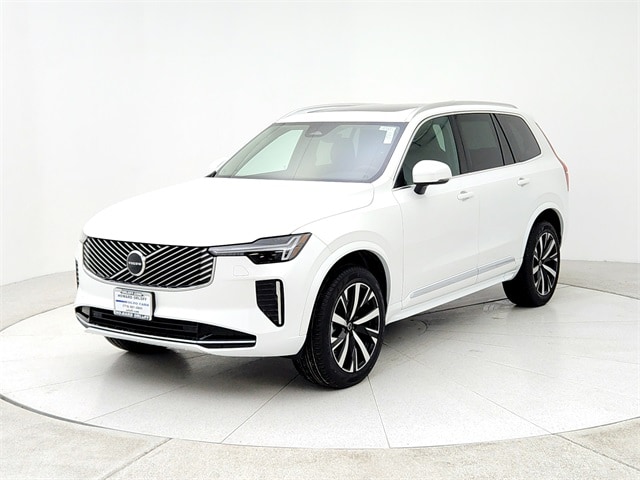 2025 Volvo XC90 Core's photo