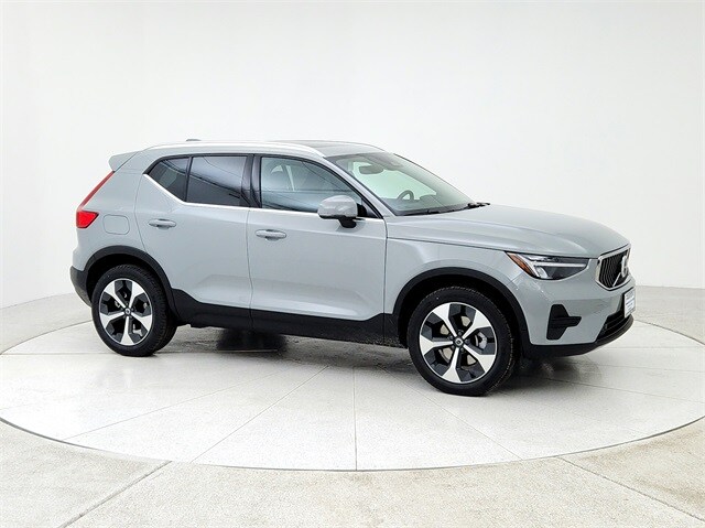 2025 Volvo XC40 Core photo 3