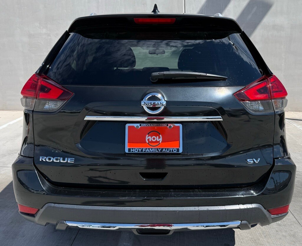 2017 Nissan Rogue SV photo 3
