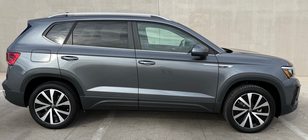 2024 Volkswagen Taos SE photo 3