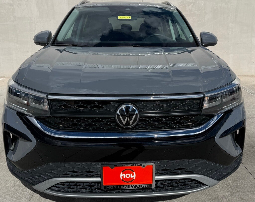 2024 Volkswagen Taos SE photo 2