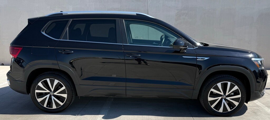 2024 Volkswagen Taos SE photo 3