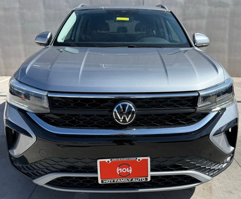 2024 Volkswagen Taos SE photo 2