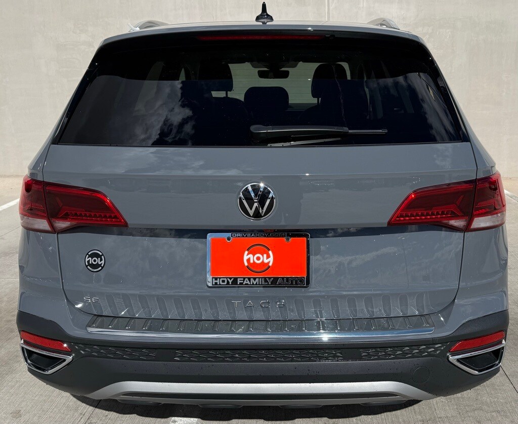 2024 Volkswagen Taos SE photo 3