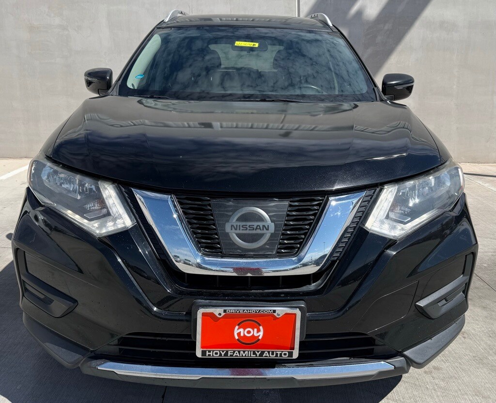 2017 Nissan Rogue SV photo 2