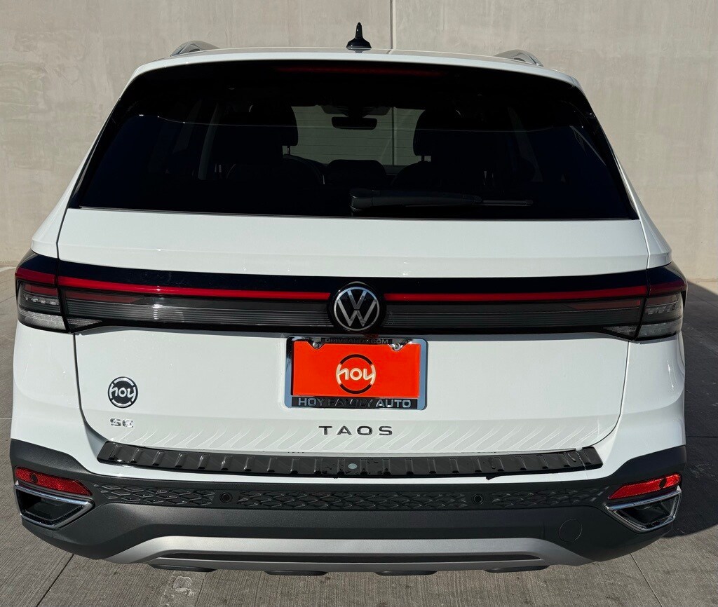 2025 Volkswagen Taos SE photo 2