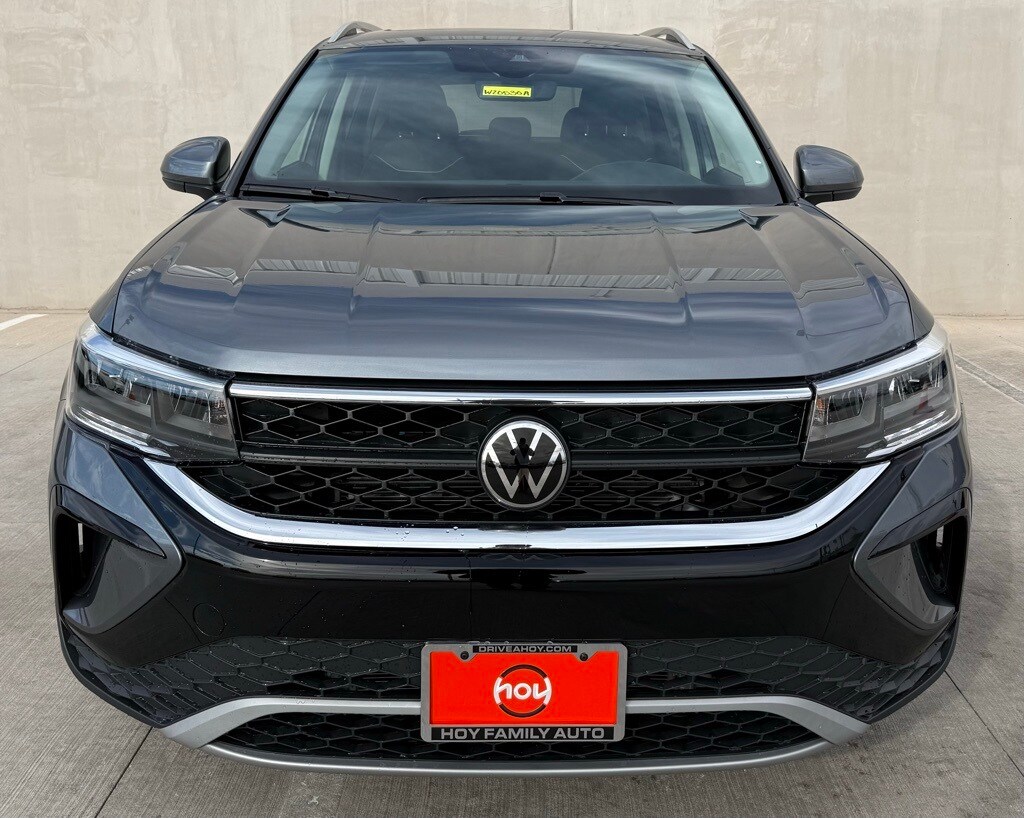2024 Volkswagen Taos SE photo 2