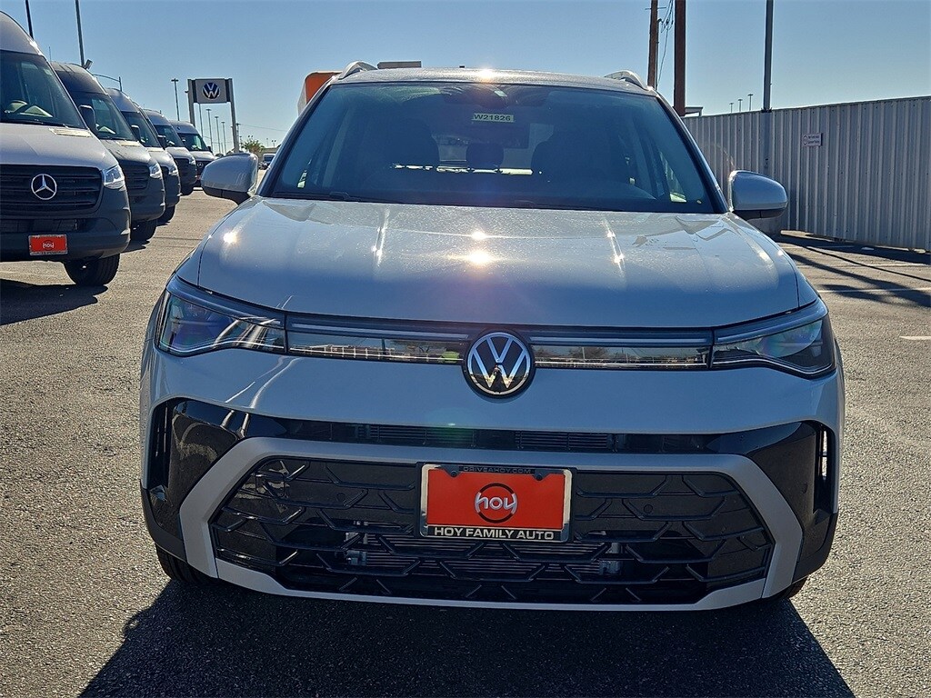 2025 Volkswagen Taos SEL photo 3