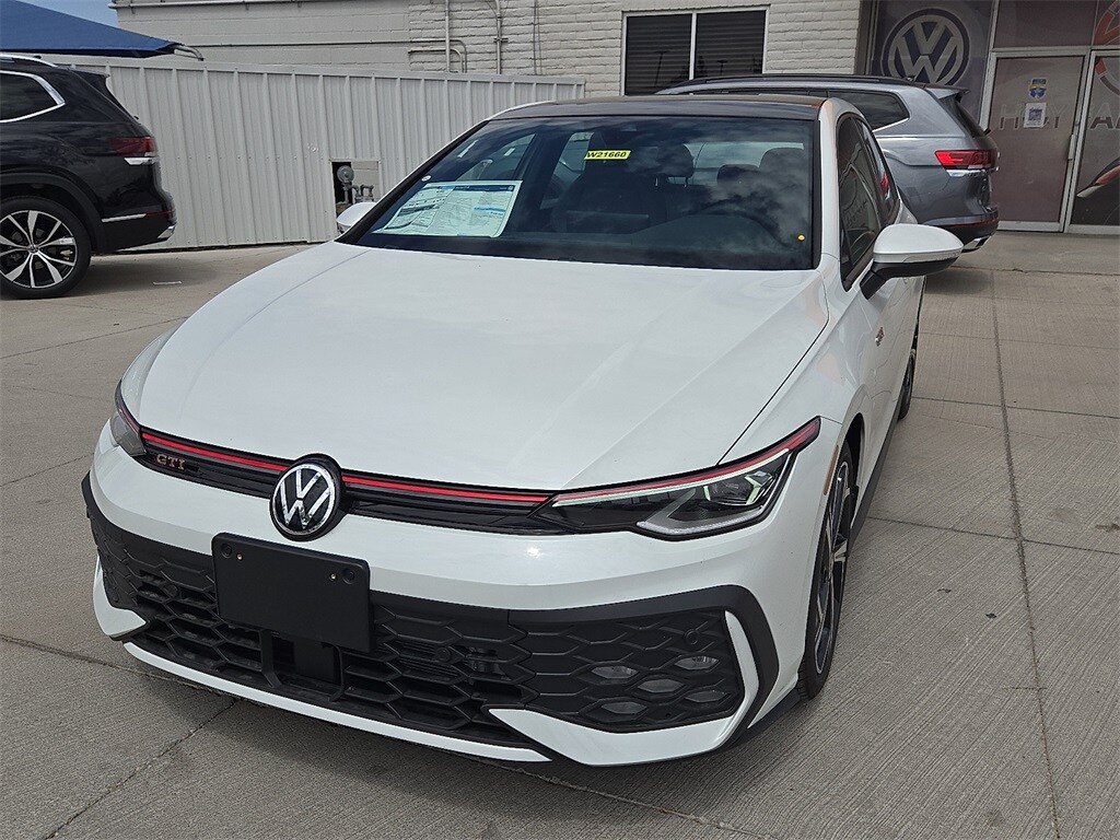 2025 Volkswagen Golf GTI SE photo 4