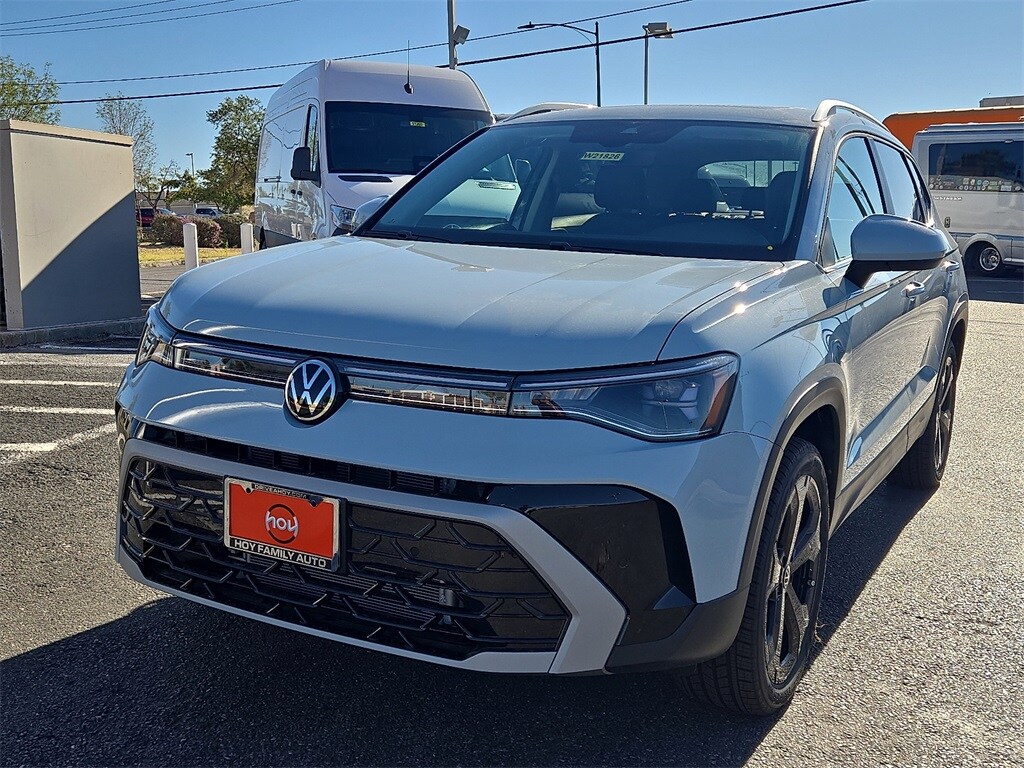2025 Volkswagen Taos SEL photo 4