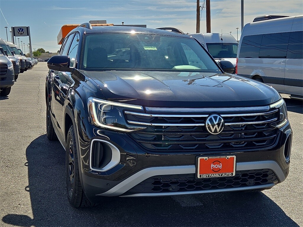 2025 Volkswagen Atlas Peak Edition SE photo 2