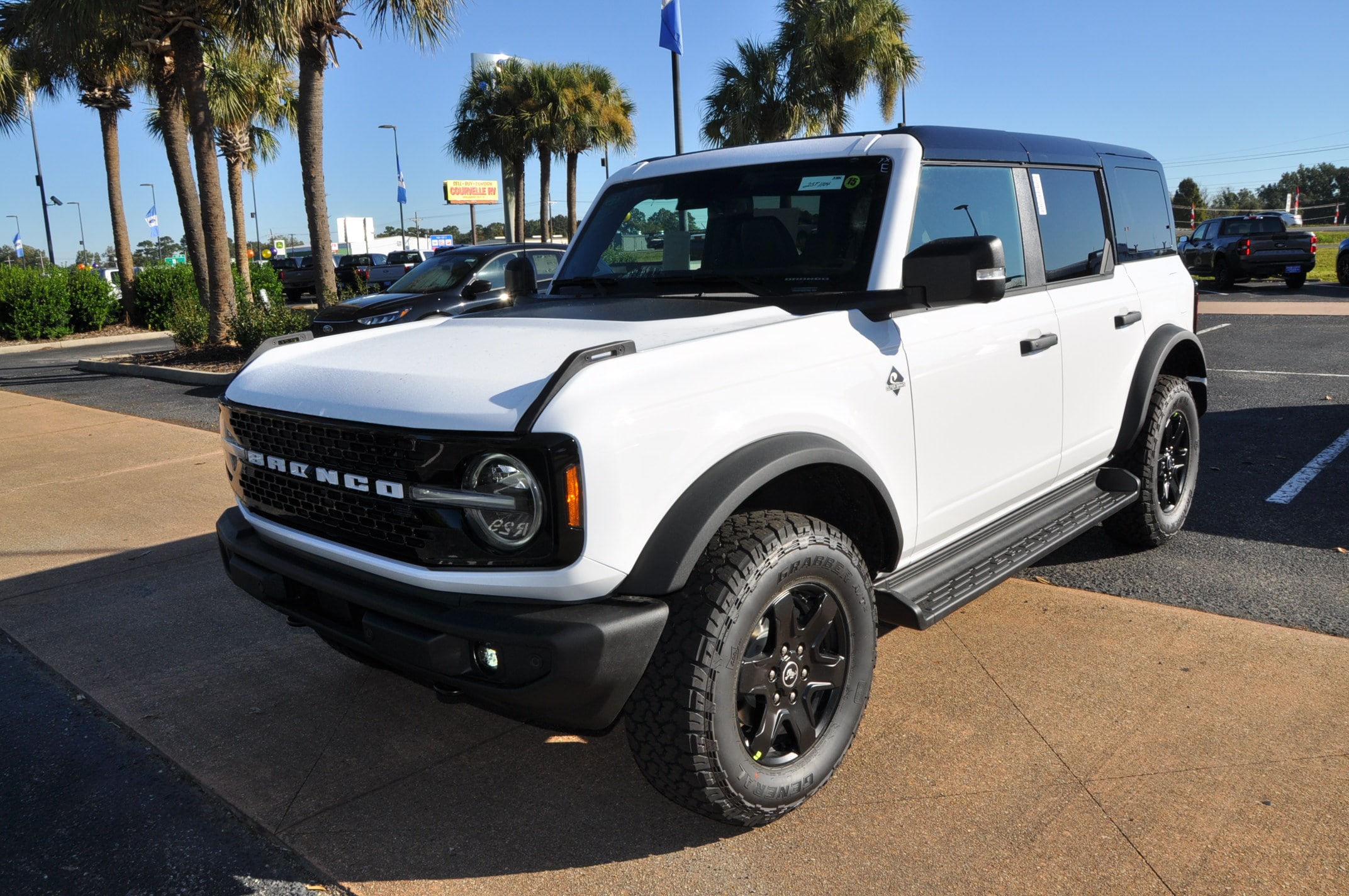 2025 Ford Bronco 4-Door Outer Banks's photo