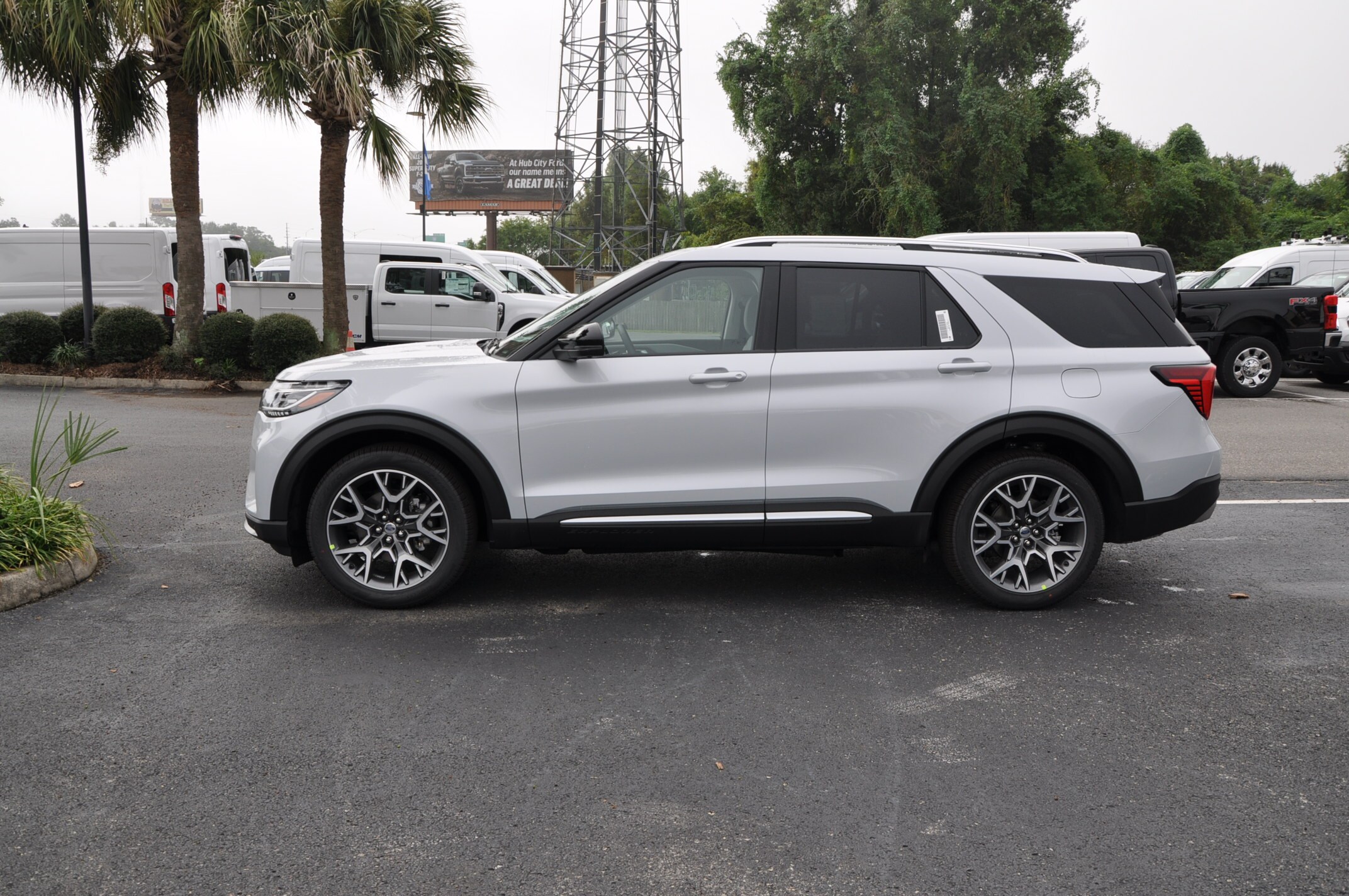 2025 Ford Explorer Platinum photo 2