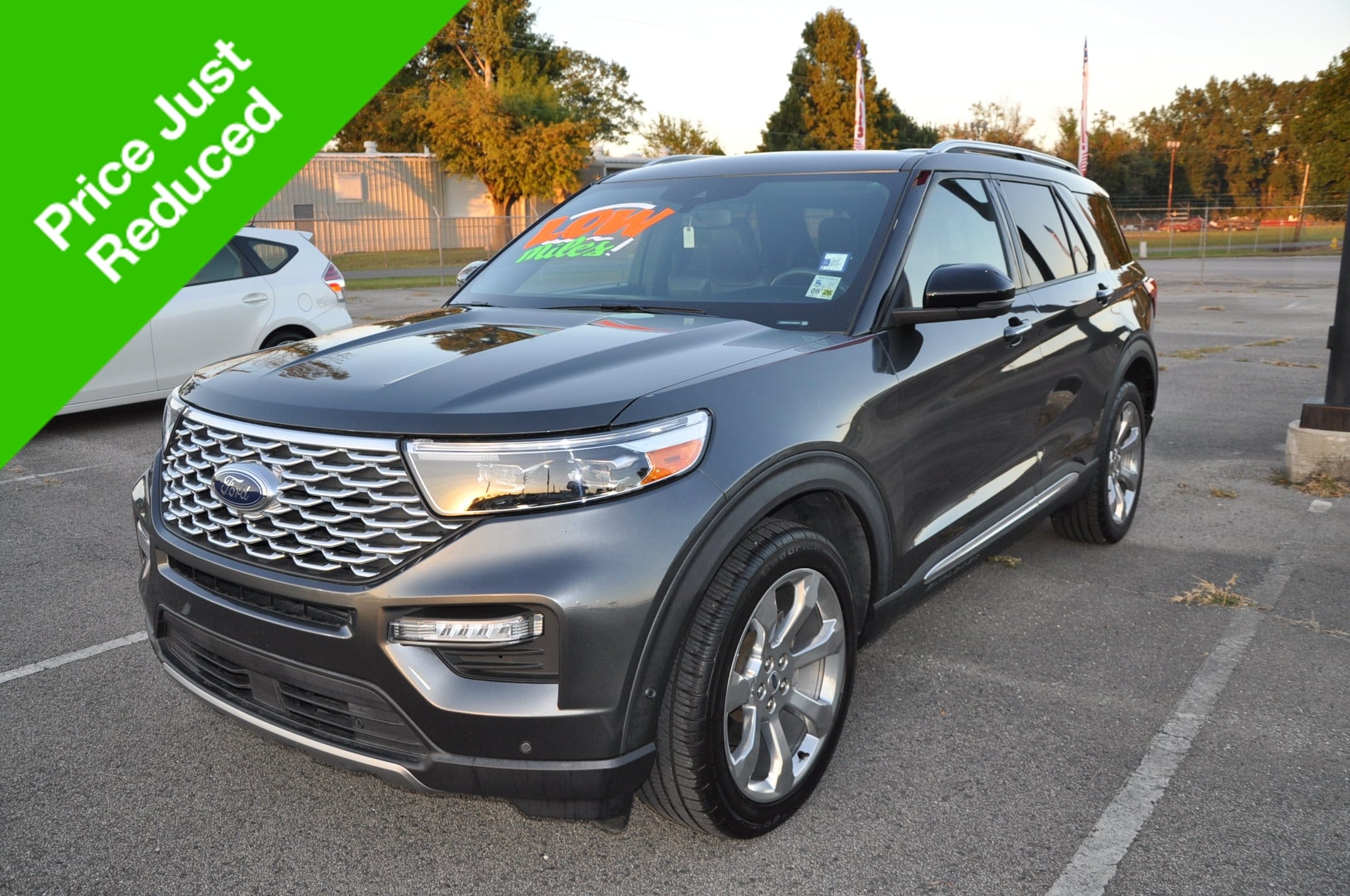 2020 Ford Explorer Platinum's photo