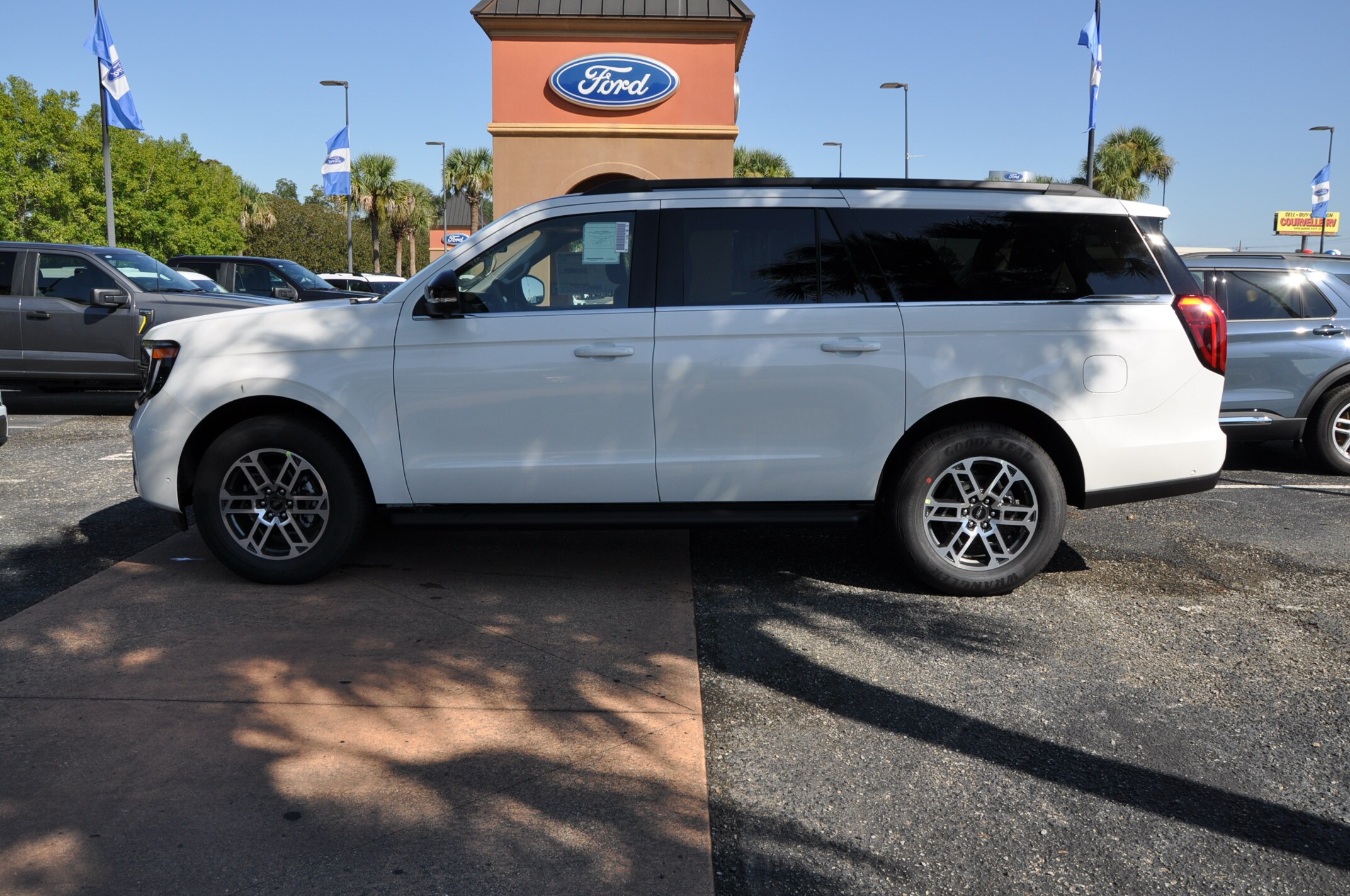 2025 Ford Expedition MAX photo 2