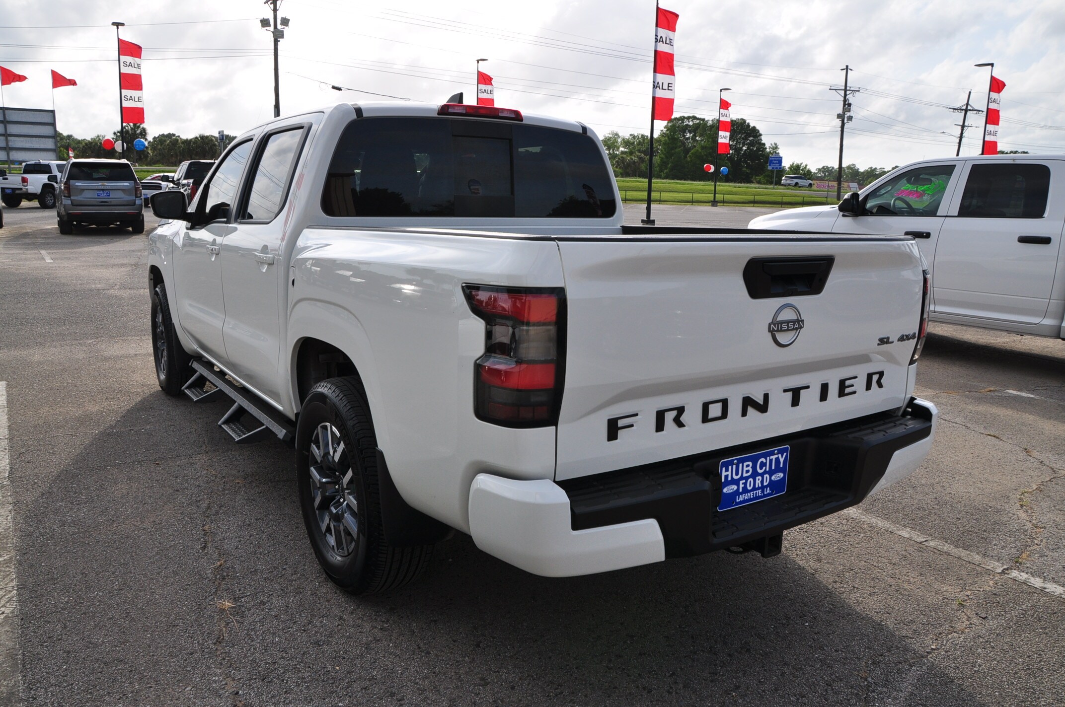 2024 Nissan Frontier SL photo 3
