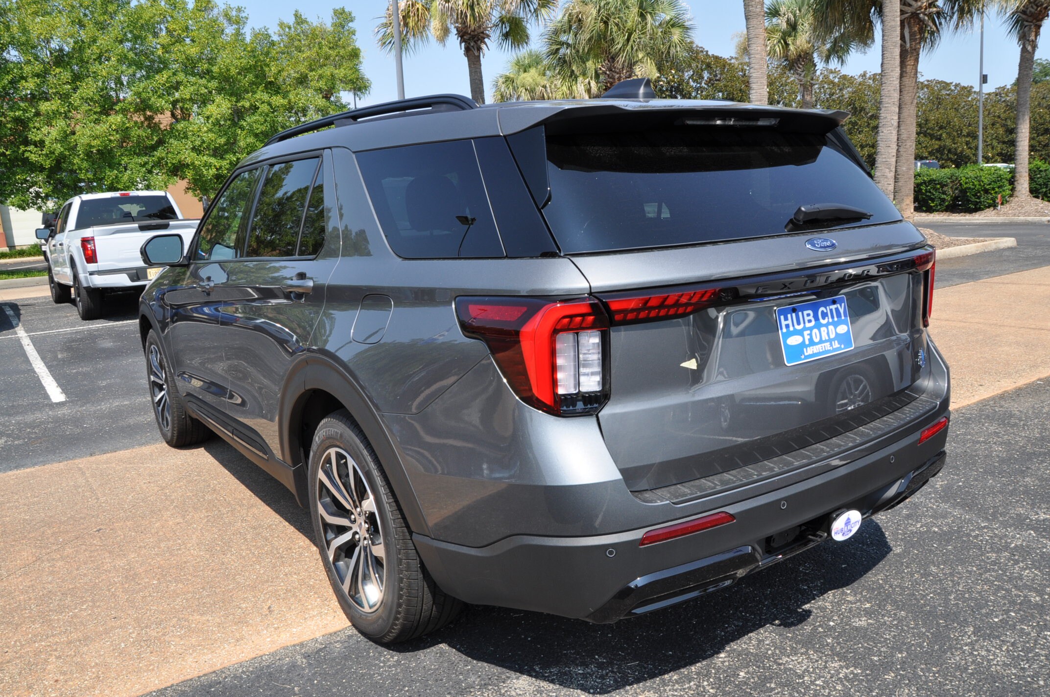 2025 Ford Explorer ST-Line photo 2