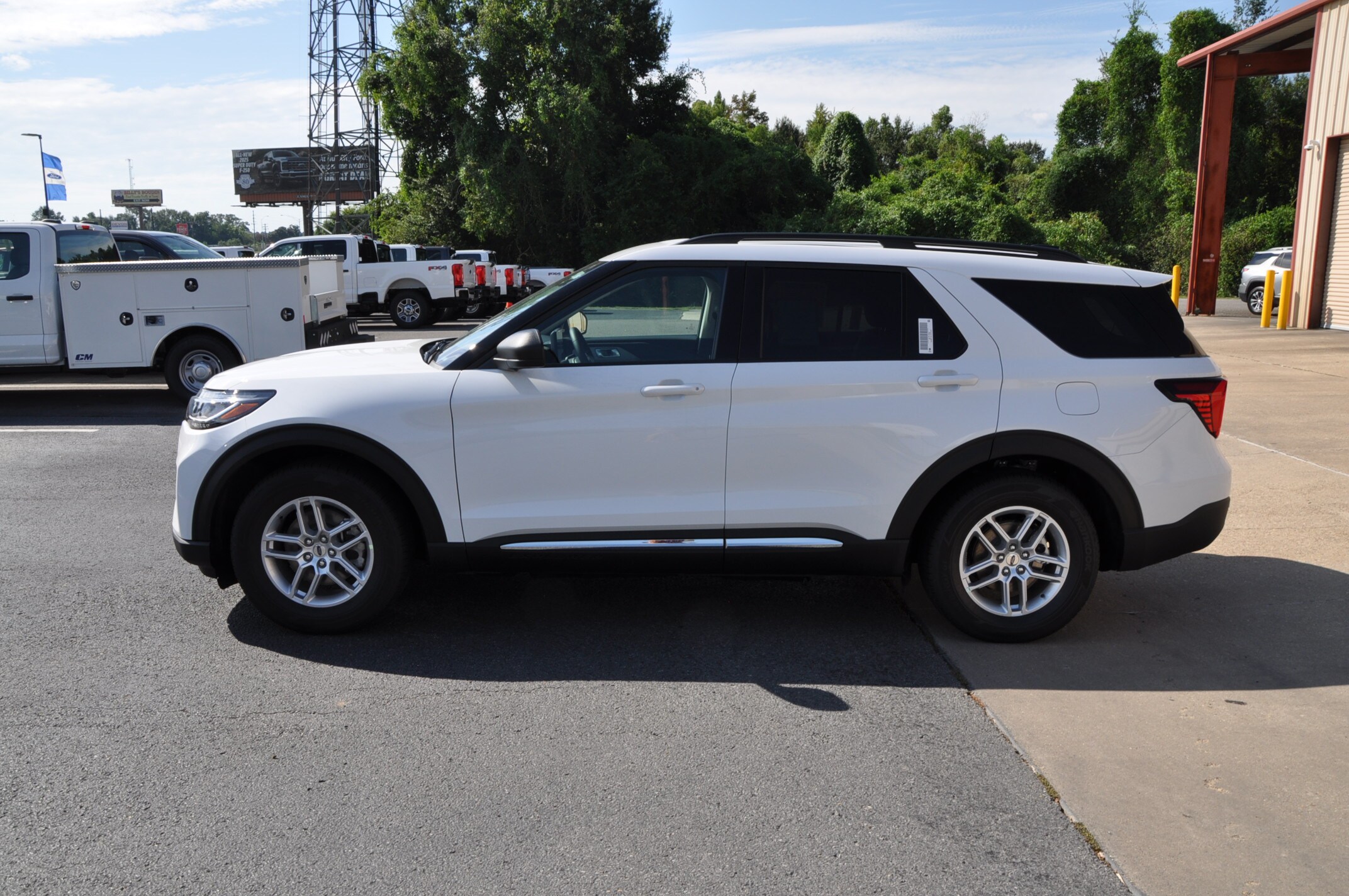 2025 Ford Explorer photo 2