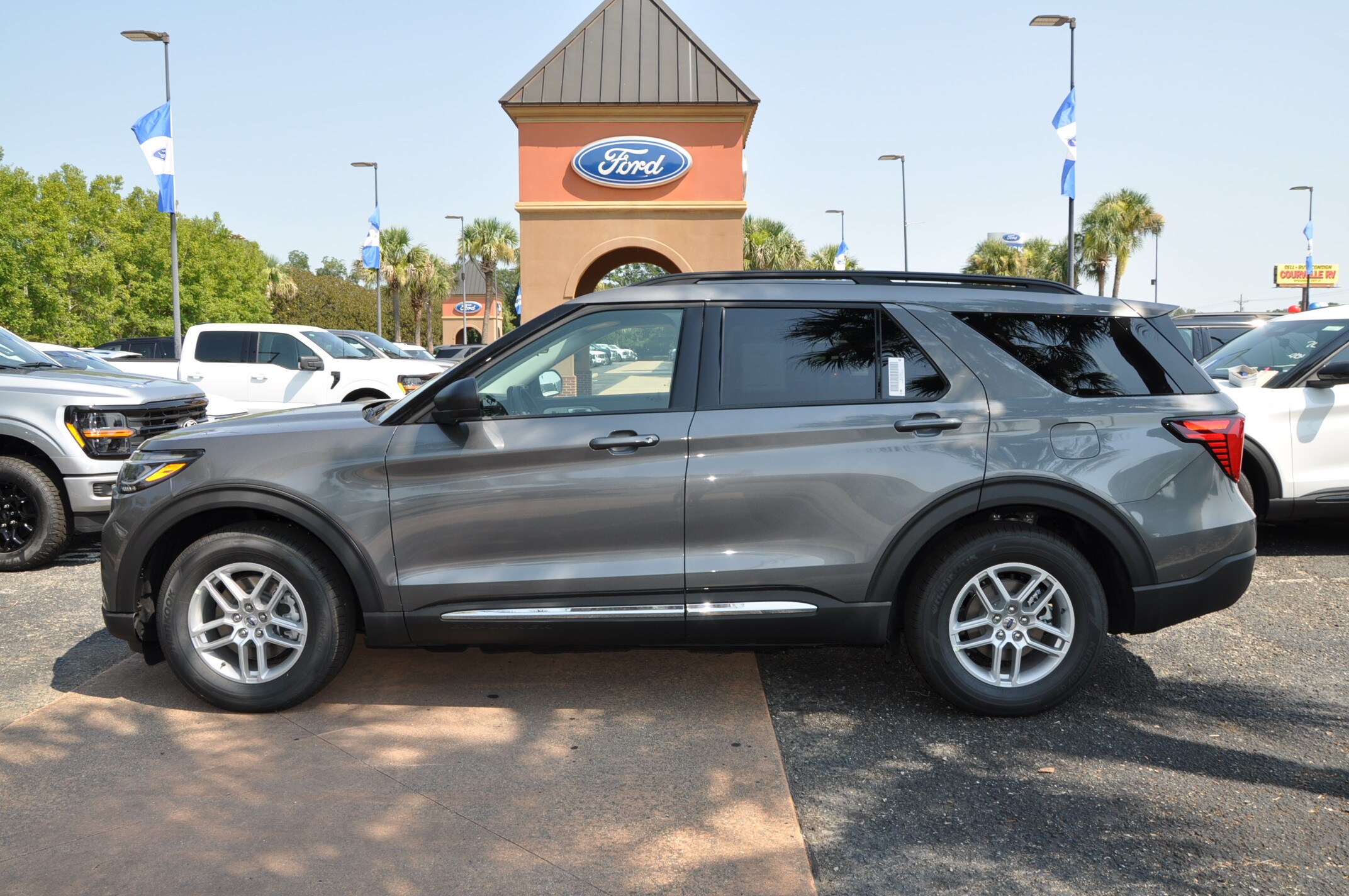 2025 Ford Explorer photo 2