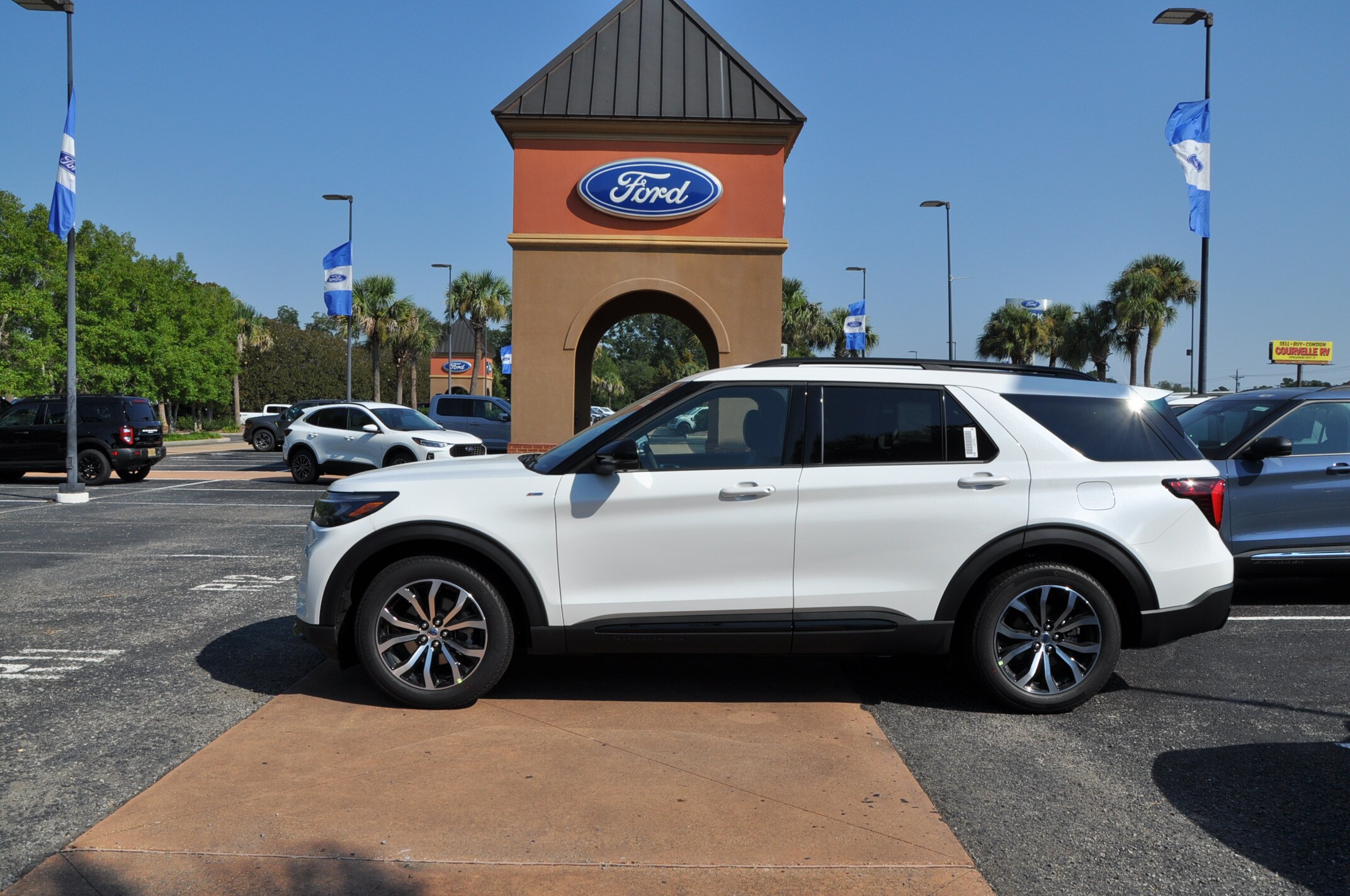 2025 Ford Explorer ST-Line photo 2