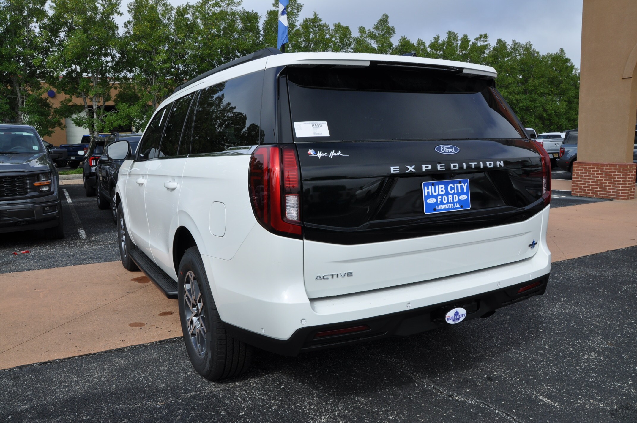 2025 Ford Expedition photo 2