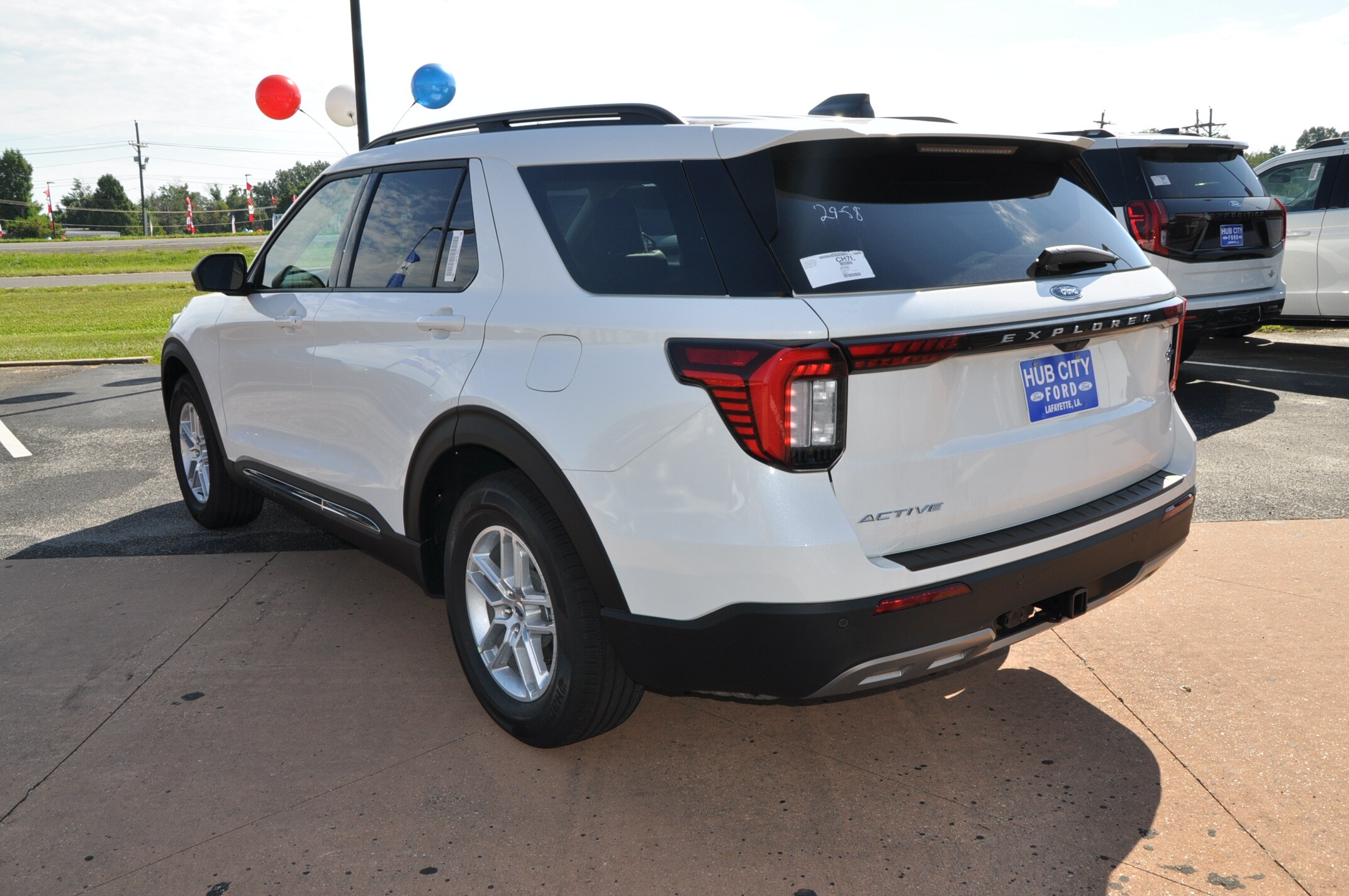 2025 Ford Explorer photo 2