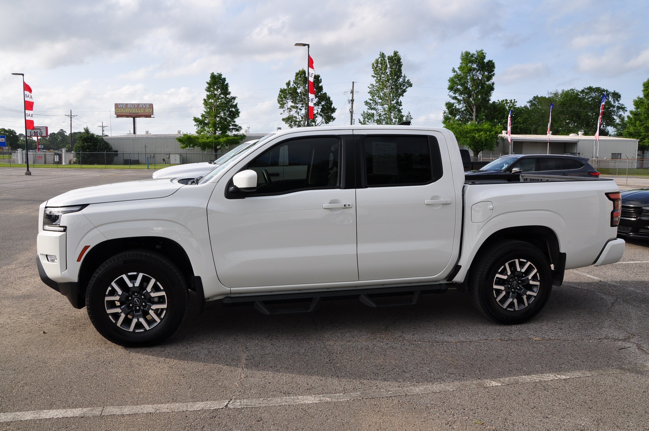 2024 Nissan Frontier SL photo 2