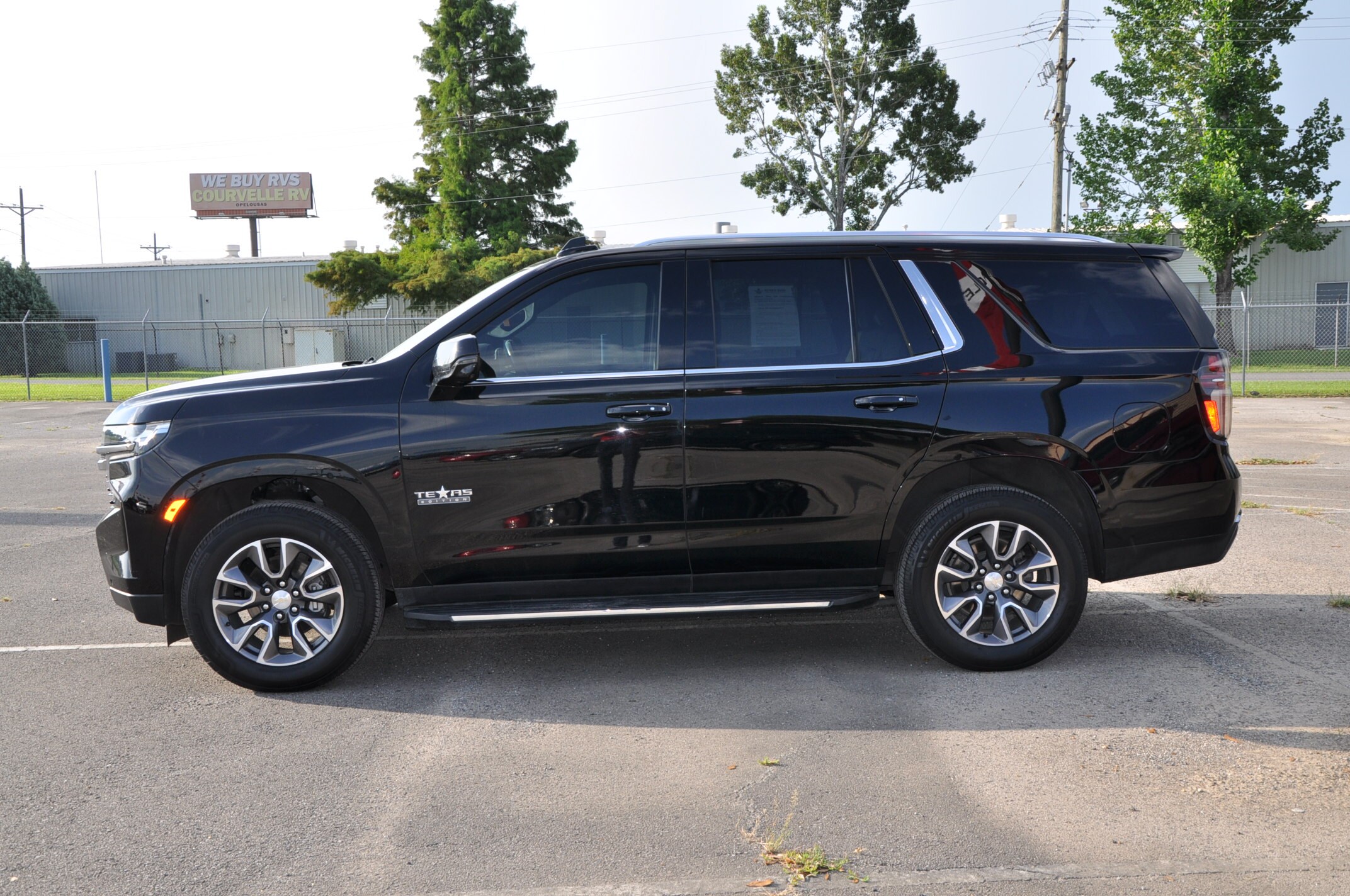 2021 Chevrolet Tahoe LT photo 2
