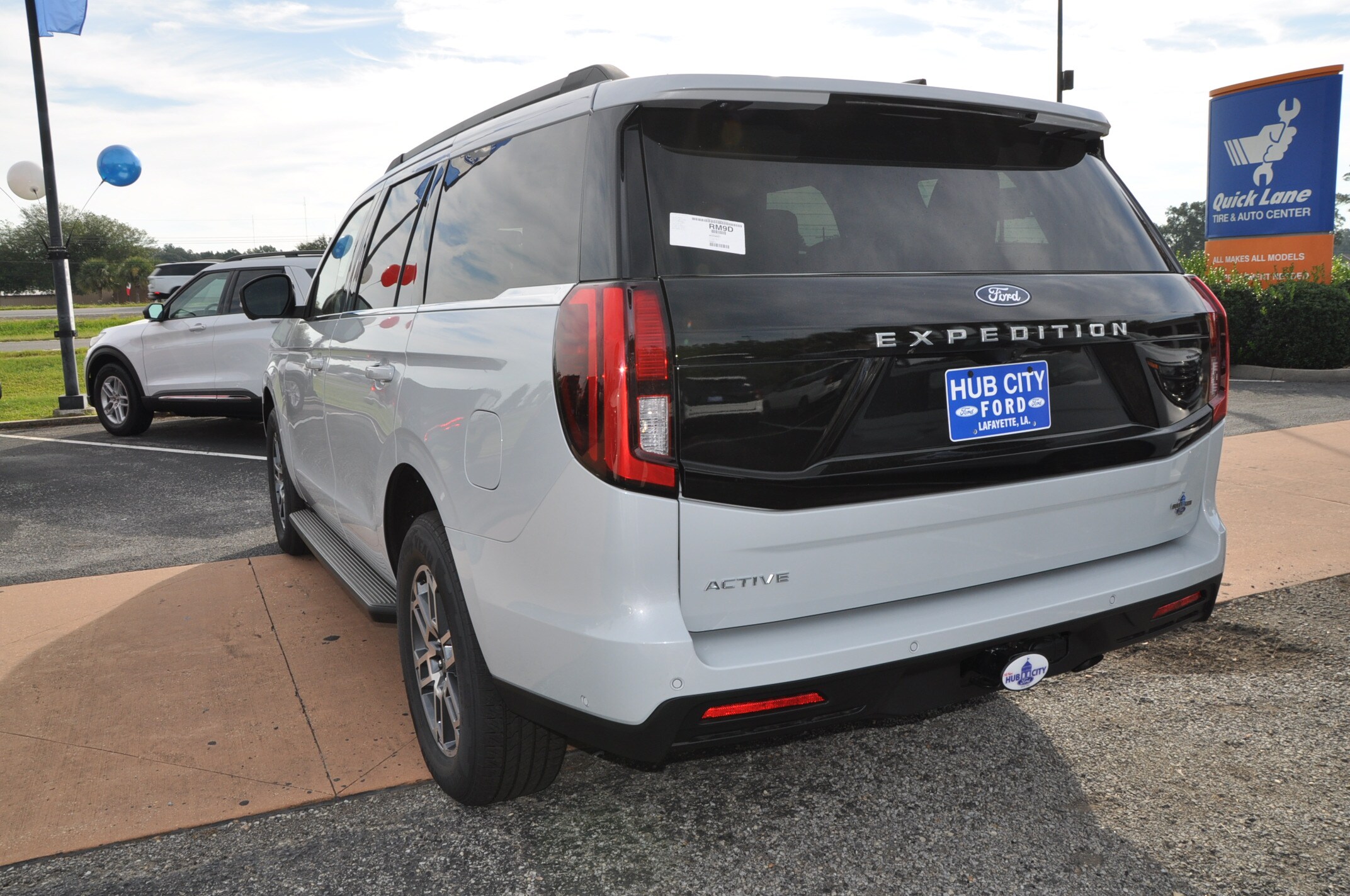 2025 Ford Expedition photo 3