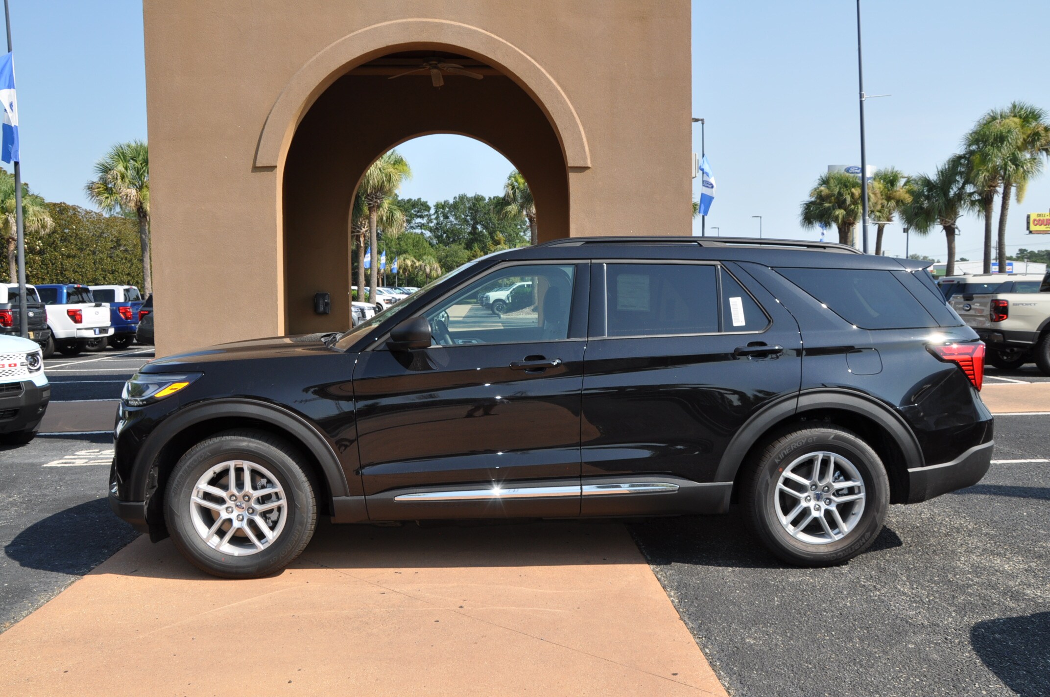 2025 Ford Explorer photo 2