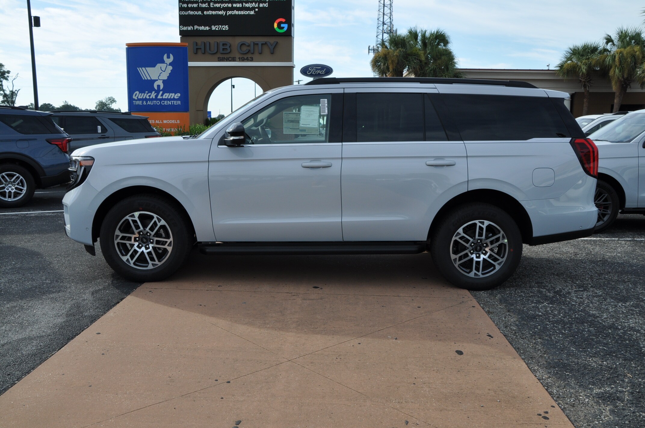 2025 Ford Expedition photo 2