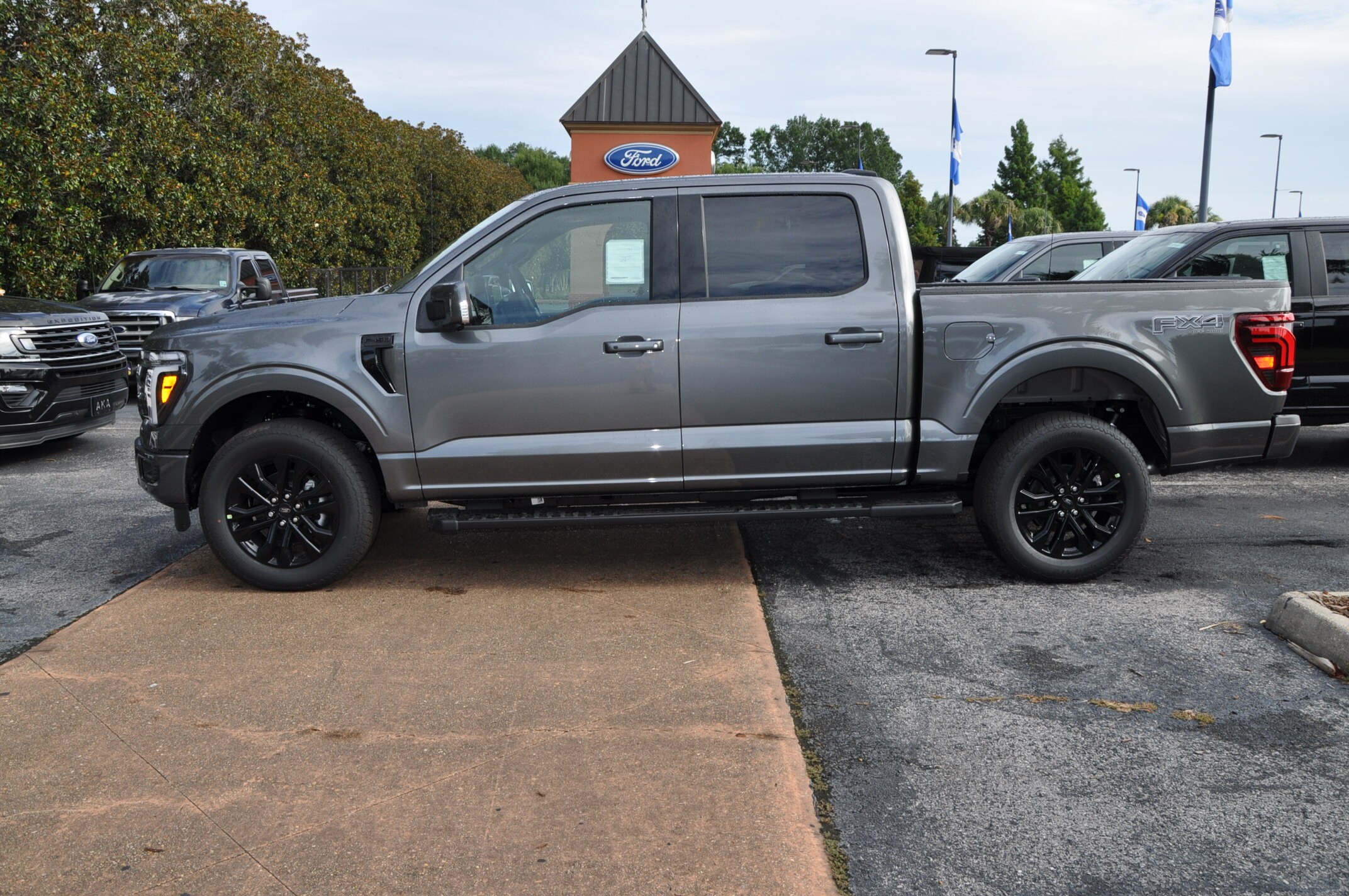 2025 Ford F-150 Lariat photo 2