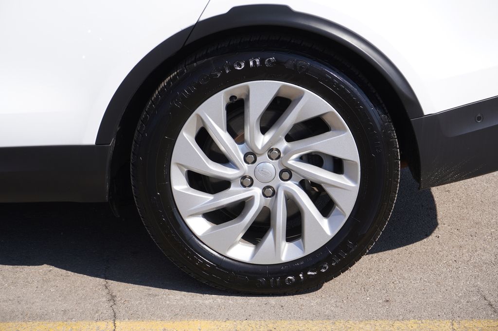 used 2024 Land Rover Discovery car, priced at $31,065