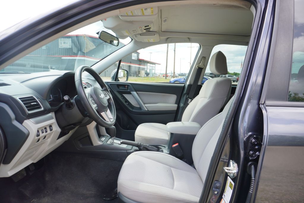 2017 Subaru Forester 2.5i Premium photo 2