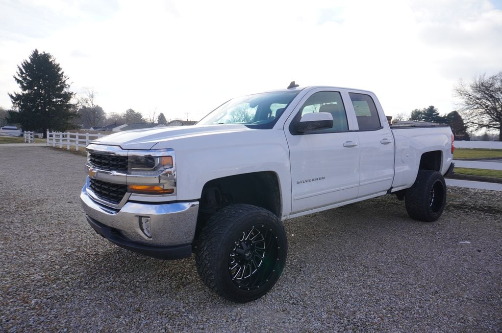 2017 Chevrolet Silverado LT's photo