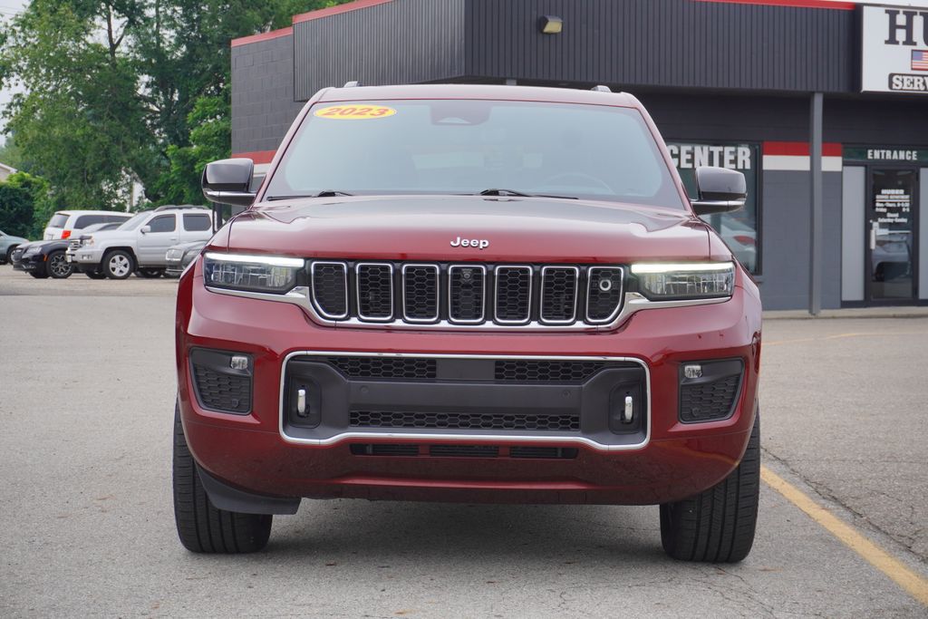 2023 Jeep Grand Cherokee Overland photo 2